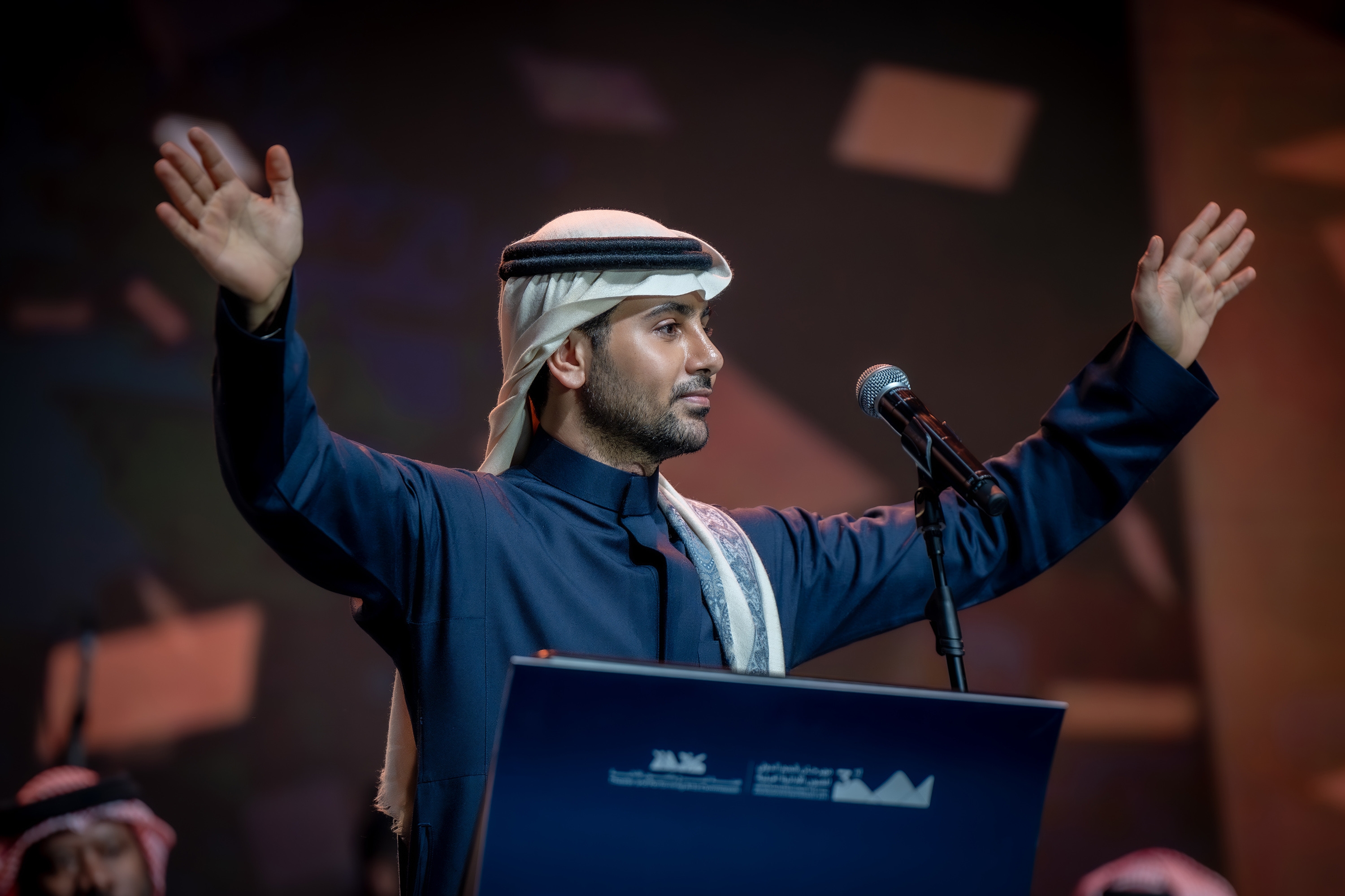 فؤاد عبدالواحد وجمهور أبها يشعلان أجواء مسرح جامعة الملك خالد
