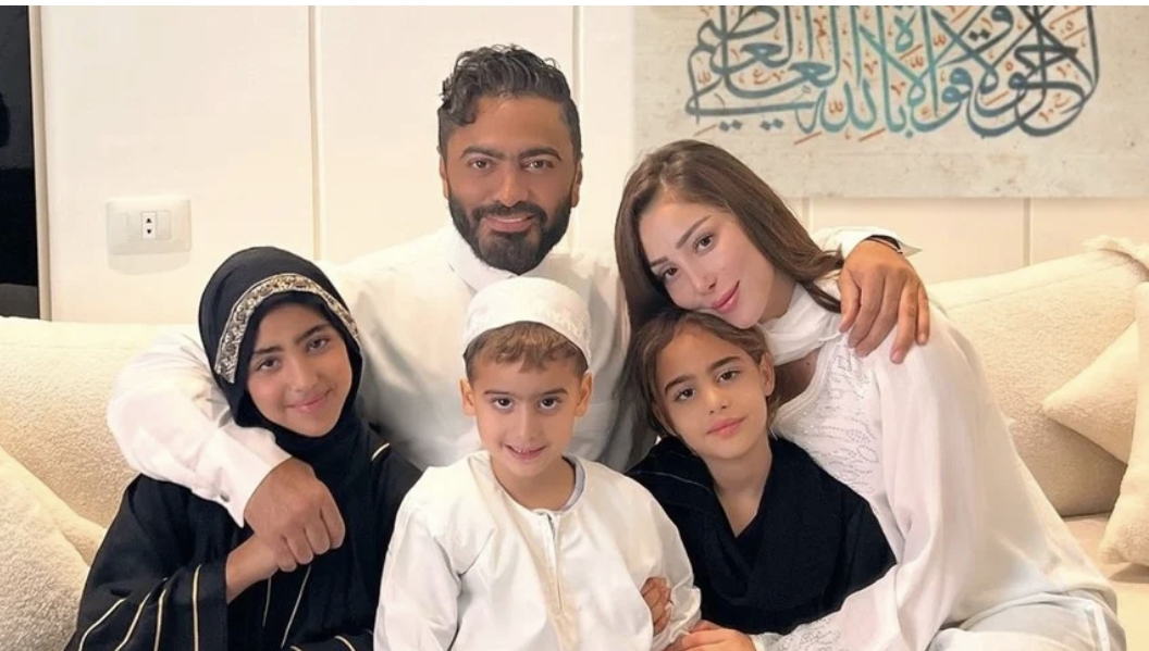تامر حسني يهنئ الجمهور بالعام الجديد بصورة عائلية مع بسمة بوسيل والأخيرة تحسم الجدل