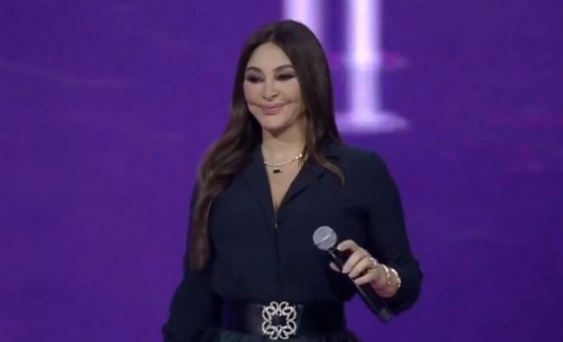 إليسا توضح سر القفاز في يدها على هامش حفلها الجماهيري مع تامر حسني في الكويت