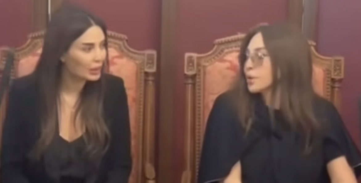 بالفيديو- إليسا إلى جانب سيرين عبد النور في عزاء والدتها