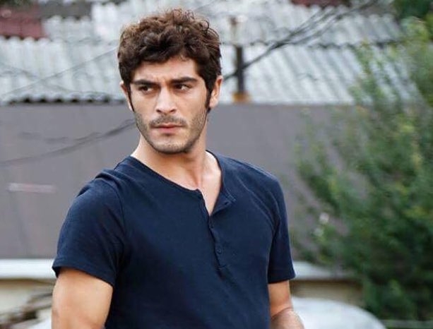 الممثل التركي بوراك دينيز يفجع بوفاة والده