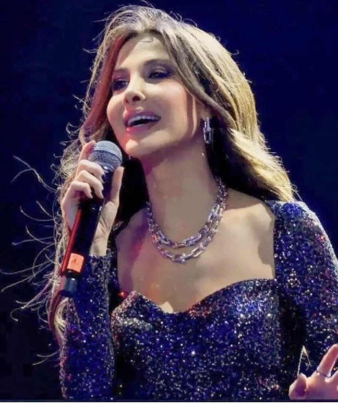 نانسي عجرم تغني مع أصغر معجباتها في حفل الدرعية