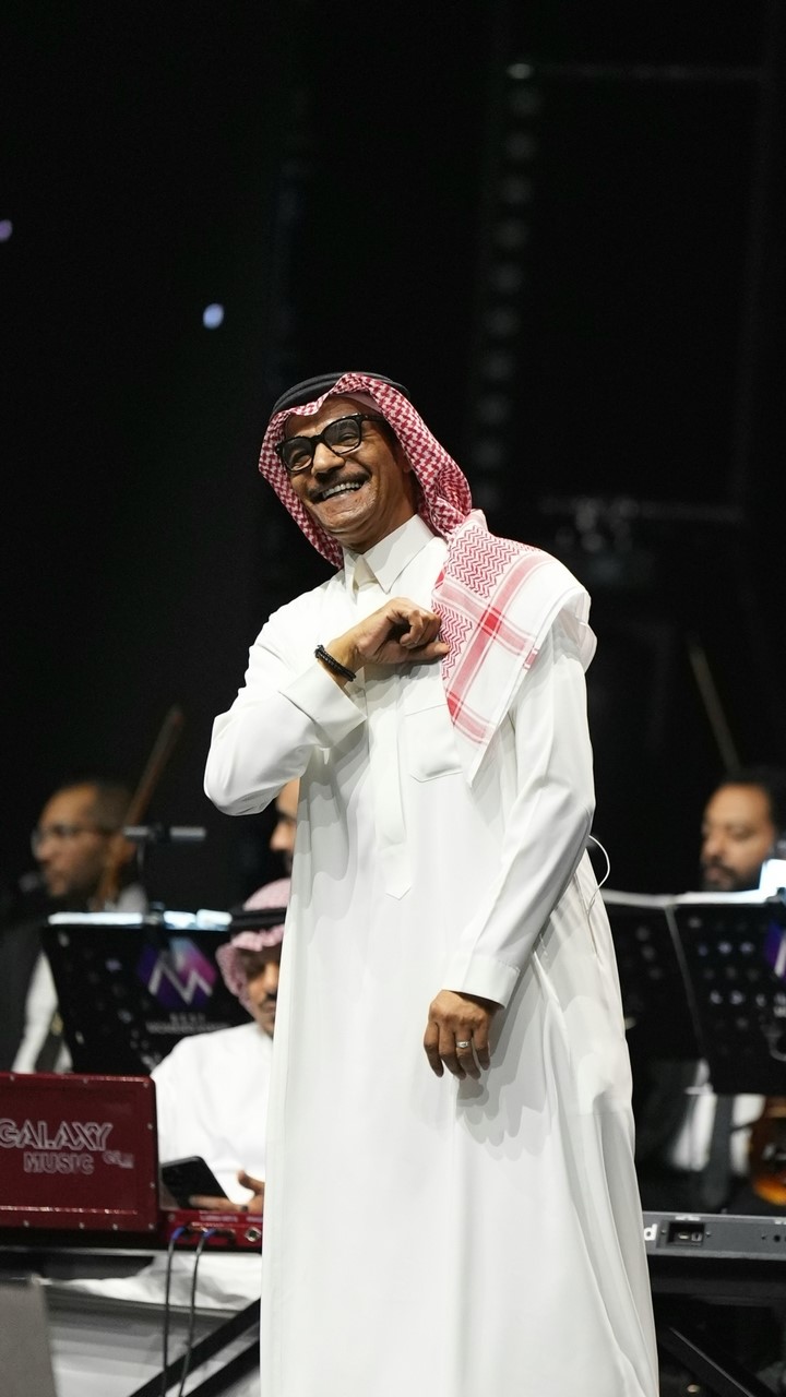 رابح صقر يفاجئ جمهوره غناء وعزفاً في حفل أبو ظبي ويكشف عن جديده