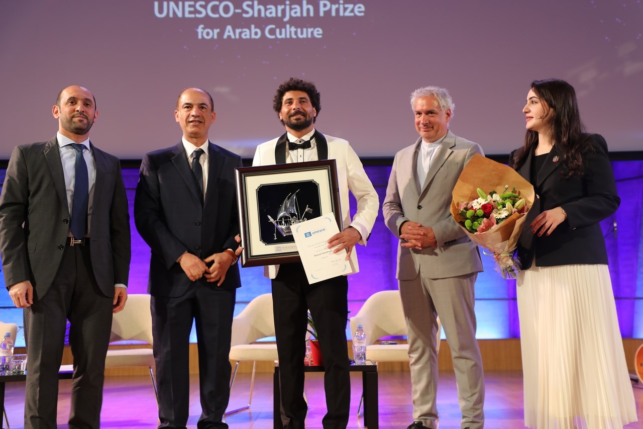 الممثل والمخرج قاسم إسطنبولي تسلم جائزة اليونسكو الشارقة للثقافة العربية في باريس