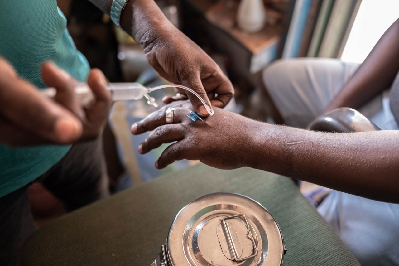 عالم إفريقي يجد حلاً لمنع انتشار داء الملاريا القاتل!