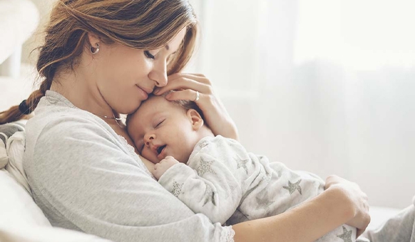 رائحة الأم تعزز بشكل كبير قدرة حديثي الولادة على التعرف على الوجوه