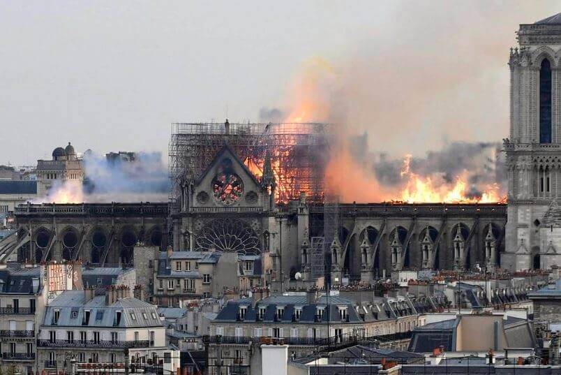 النجوم يكتبون بحزن عن حريق كاتدرائيّة نوترودام في باريس!