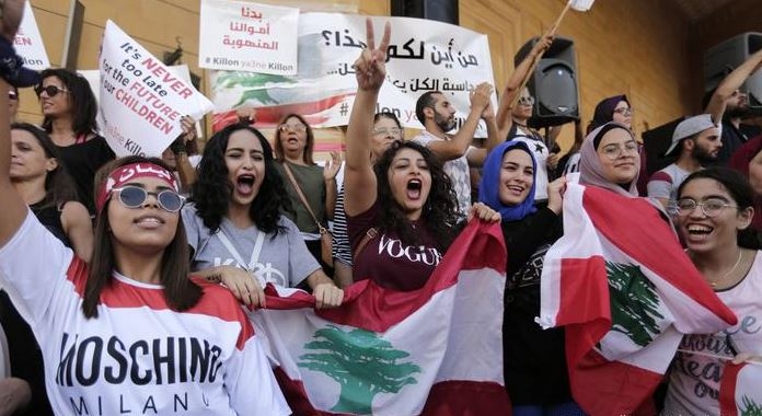 دور المرأة في الثورة اللبنانية... حرّة، شُجاعة وثائرة مُحقّة!