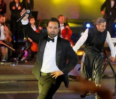 بالصور-عاصي الحلاني يرقص على مسرح &quot;مهرجانات صور الدوليّة&quot;!