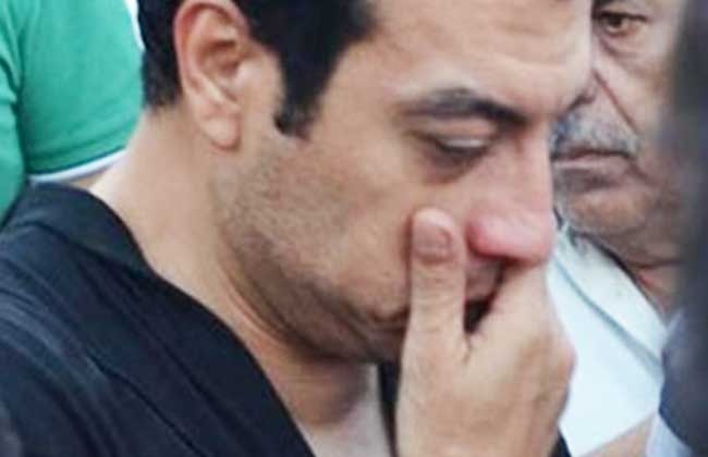 إيهاب توفيق يبكي والده..بسبب حريق في منزله!