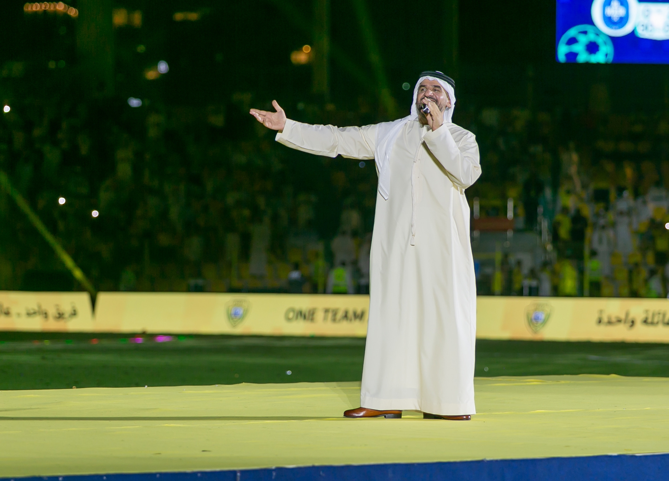 حسين الجسمي يحتفل ويبهج الجماهير بثنائية نادي الوصل الإماراتي &quot;الدوري والكأس&quot;