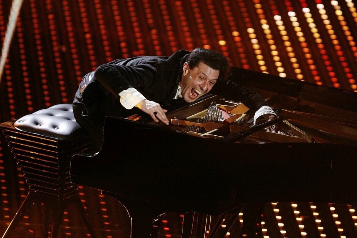 وفاة المغني وعازف البيانو الإيطالي بعد معاناة مع المرض
