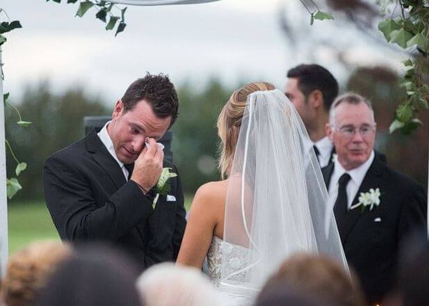 من حبّه لها...ذرف الدموع خلال زفافهما!