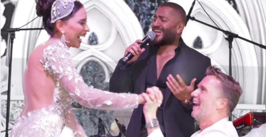 بالفيديو- تامر حسني يفاجئ معجبة تونسية في حفل زفافها