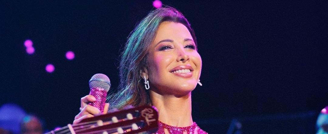 نانسي عجرم تغنّي لجار وتنسى البقيّة في فيديو طريف!