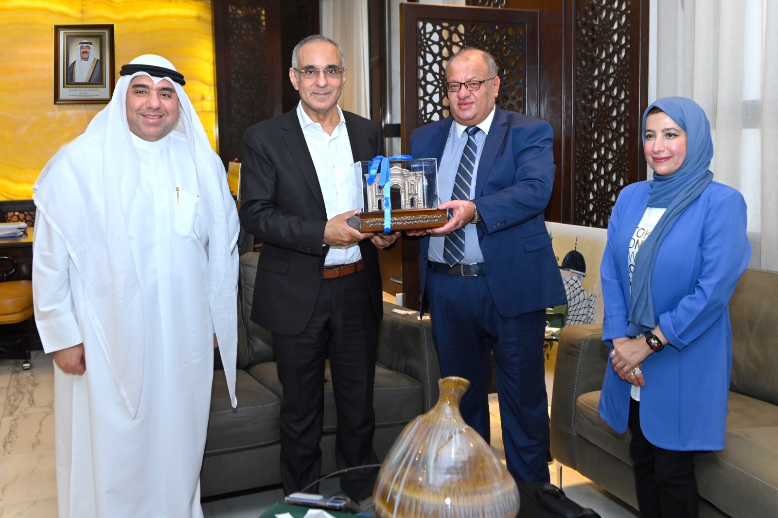 c7257739-e05d-41e7-9c41-65033a401e4c