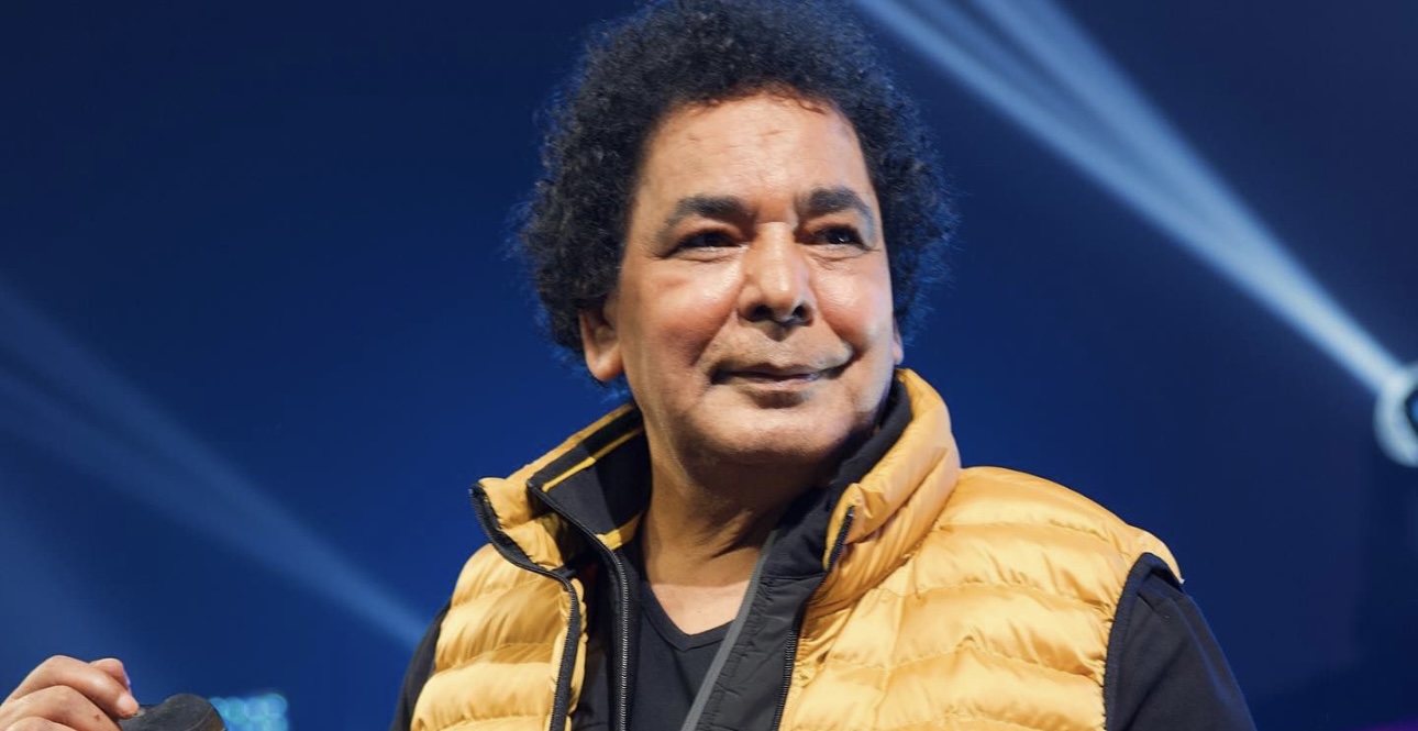 بعد نقل محمد منير الى المستشفى… مصطفى كامل يكشف عن وضعه الصحي