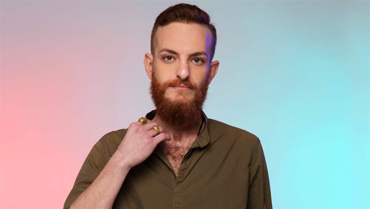 أويس مخللاتي يعتنق الديانة المسيحية