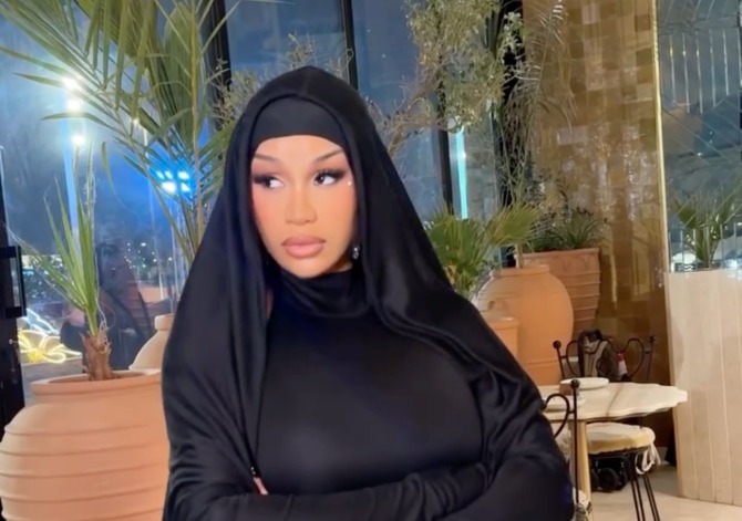 كاردي بي تتألق في مهرجان الرياض وتثني على تطور المملكة