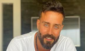 سعد رمضان يظهر في فيديو من المستشفى ويؤكد استقرار وضعه الصحي وسط موجة دعم واسعة