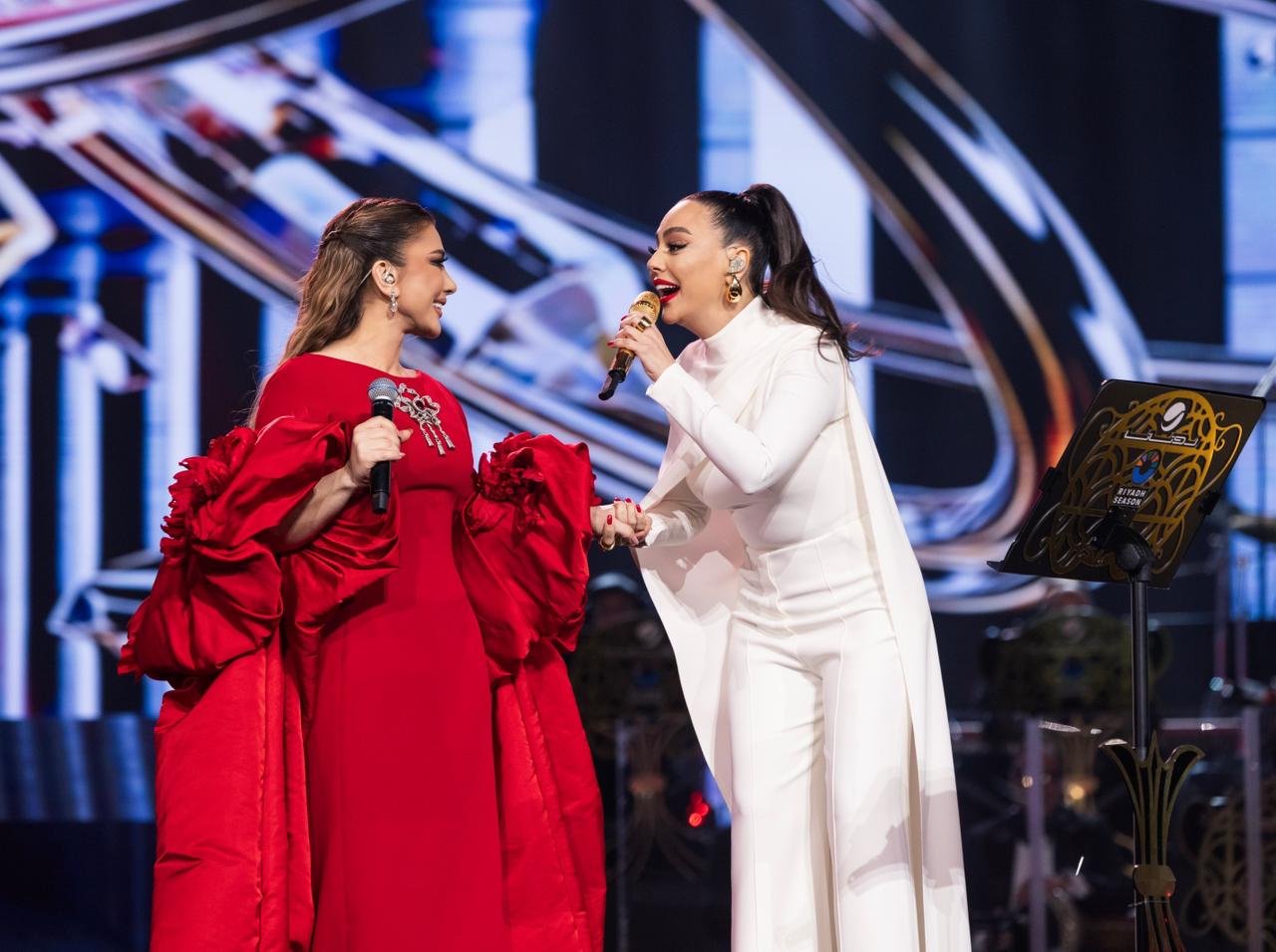 أصالة نصري تتألق في موسم الرياض ولقاء غنائي يجمعها بإيبرو غوندش على المسرح - Aghani Aghani