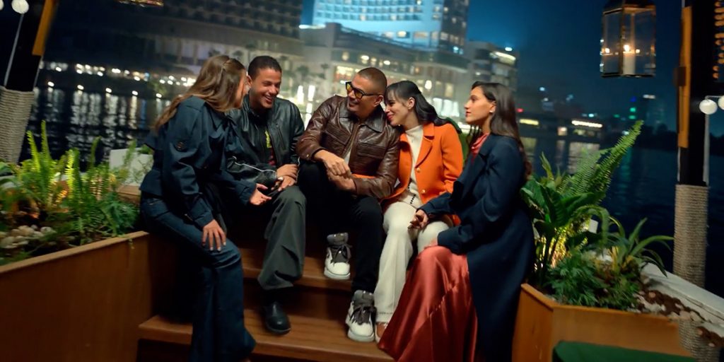 عمرو دياب يجتمع مع أولاده الأربعة للمرة الأولى في إعلان خاص برمضان