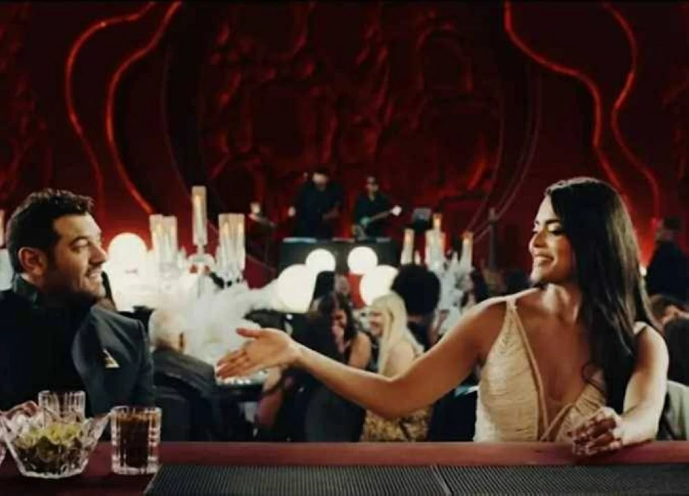 فيلم “السلم والثعبان2” يثير الجدل… إنتقادات بسبب جرأة المشاهد وغضب شركة طيران فما القصة؟