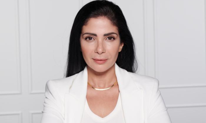 منى زكي تدخل عالم الإنتاج من بوابة هوليوود… “Alone” يضعها في اختبار جديد