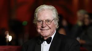 حسين فهمي يُعلّق على تكريمه في مهرجان كان السينمائي