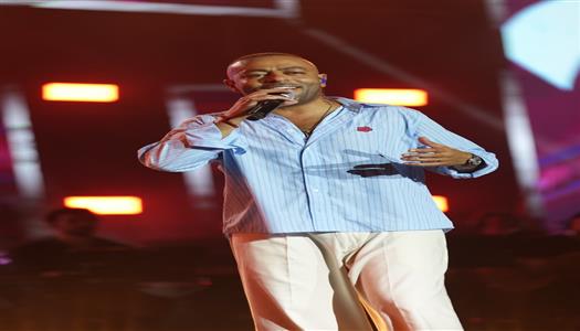 تامر عاشور يحيي حفلاً بحضور كامل العدد خلال مهرجان المسرح الروماني في الساحل الشمالي