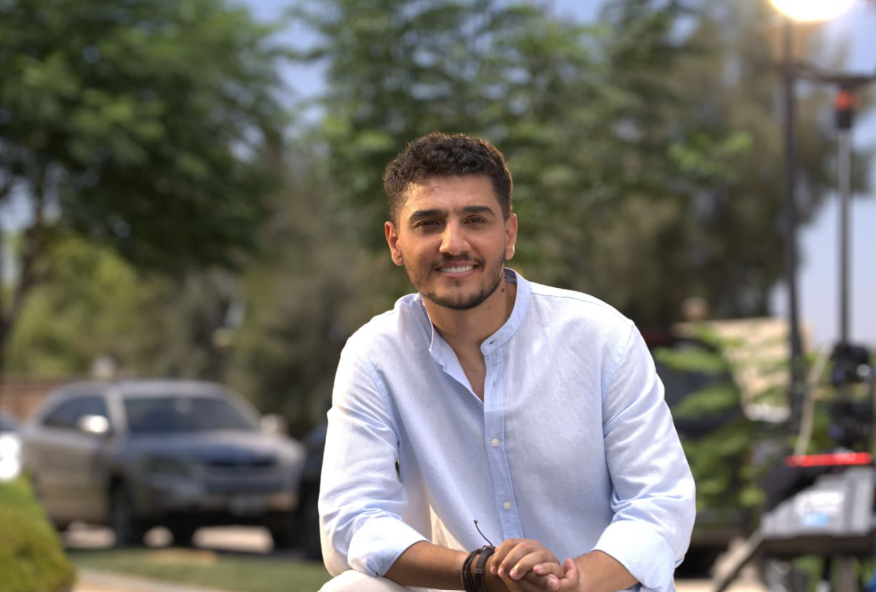 محمّد عسّاف يطرح أغنيته المُصوّرة الجديدة “عالهيلا” بروح الفولكور العربيّ